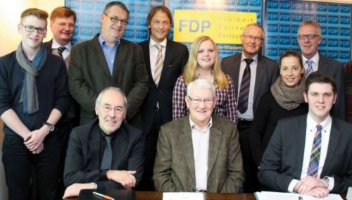 Der neue Vorstand der FDP: (v.l. stehend) Max Pagenkemper, Marquardt von Hodenberg, Matthias Hegel, Ingo Besselmann, Carola Oesselke, Ernst Sebbel, Sina Möller, Michael zur Heiden. (sitzend v.l.) Hubert Möller, Manfred Hegel und Vorsitzender Patrick Büker