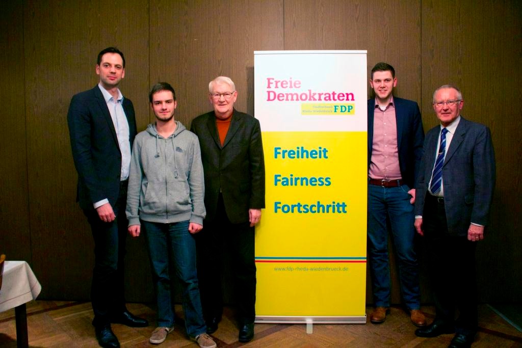 v.l.n.r. Marc Lürbke MdL, JuLi-Kreisvorsitzender Nils Kulla, Ehrenvorsitzender Manfred Hegel, Stadtverbands- und Fraktionsvorsitzender Patrick Büker und Ratsherr Ernst Sebbel