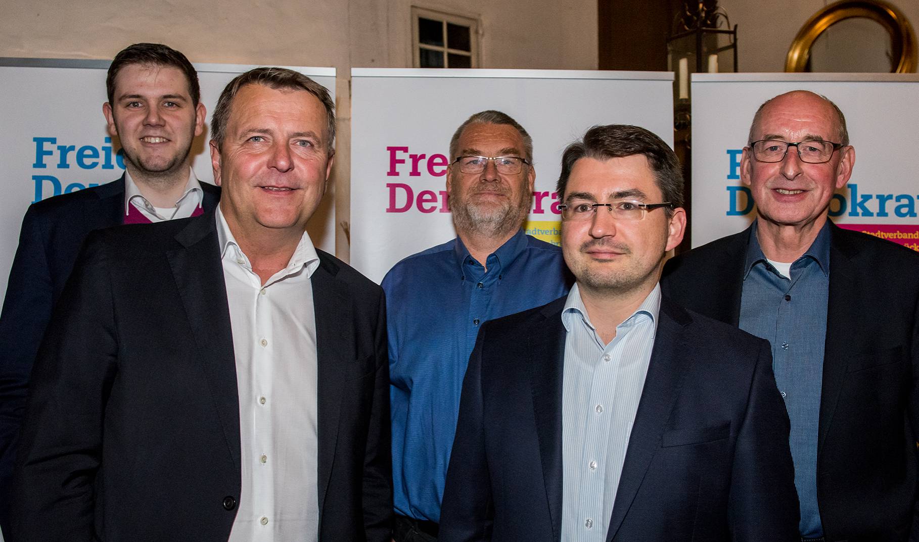 (v.l.n.r.) Fraktionsvorsitzender im Stadtrat Patrick Büker, Fraktionsvorsitzender im Landtag Christof Rasche MdL, stellv. Stadtverbandsvorsitzender Matthias Hegel, Christian Sauter MdB, FDP-Kreisvorsitzender Hermann Ludewig