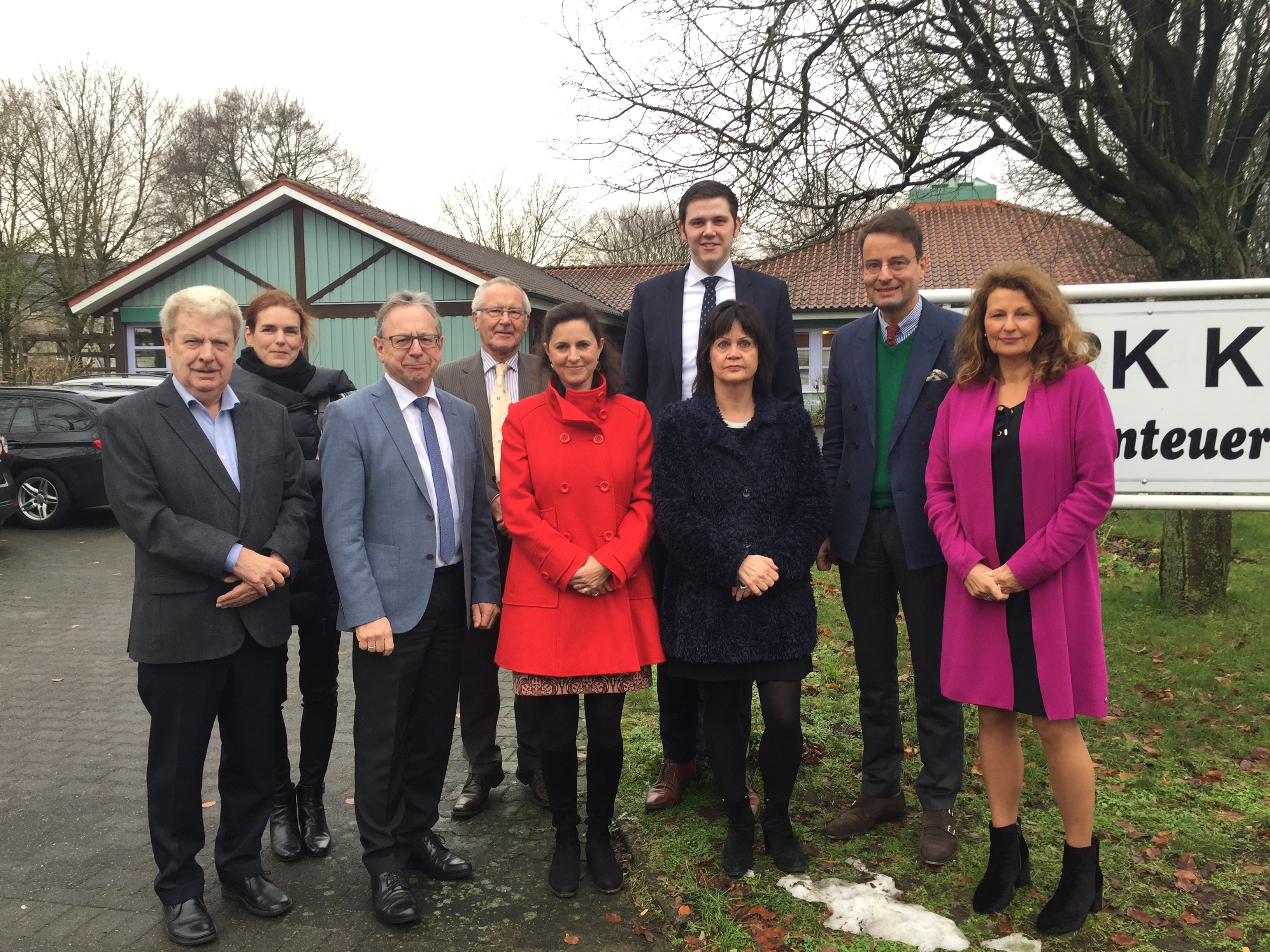 In der KiTa "Abenteuerland" trafen sich Franz Westhoff (DRK, v.l.), Tanja Grümer (Ministerium), Johannes Granas (DRK), Ernst Sebbel, Marissa zu Bentheim-Tecklenburg (DRK), Patrick Büker, Staatssekretär Andreas Bothe, Andrea Jochim (DRK)