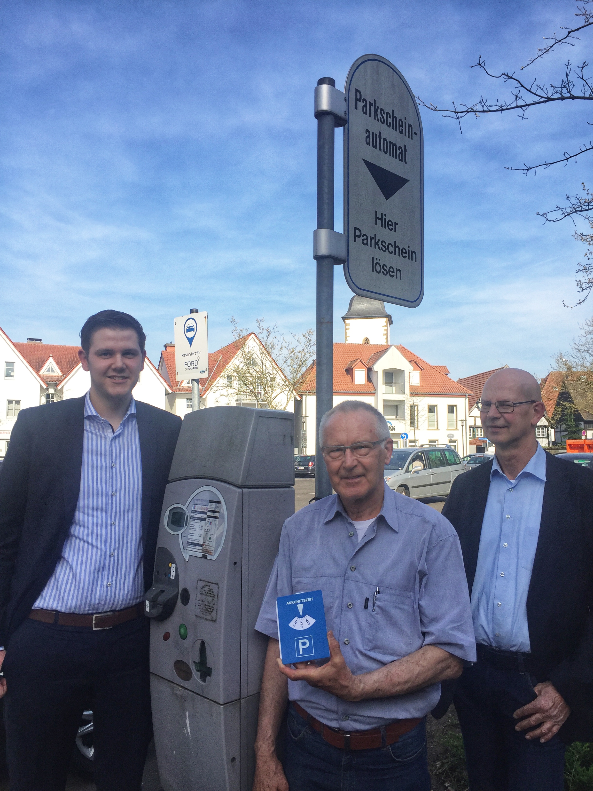 (v.l.n.r.) Patrick Büker, Ernst Sebbel und Heinrich Splietker sprechen sich für eine Aufhebung der Gebührenpflicht aus - hier auf dem Büschers Platz.