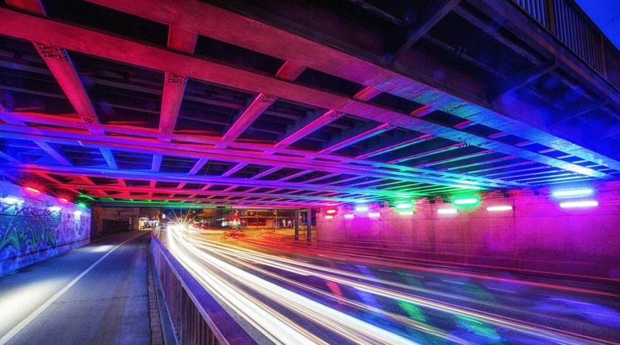 Wie hier in Singen  könnte die Brücke an der Herzebrocker Straße bald beleuchtet werden.