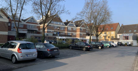 Der Parkplatz Bleichstraße in Rheda. Geht es nach der KHW, könnte hier bald ihre neue Zentrale und neuer Wohnraum entstehen.