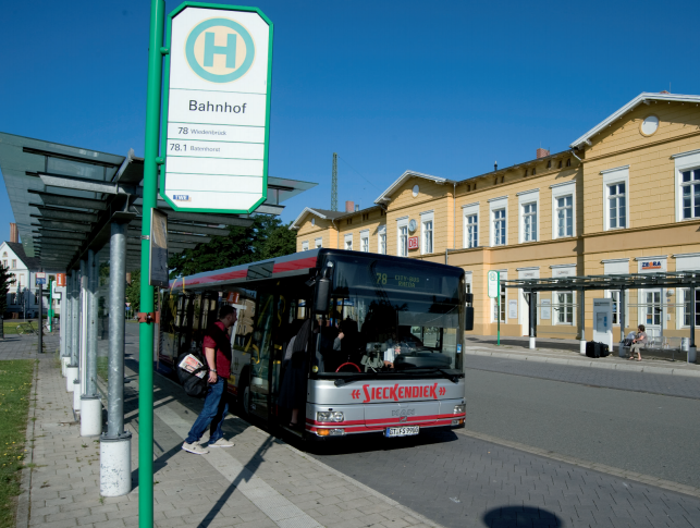 Stadtbus am Bahnhof in Rheda: Geht es nach der FDP-Fraktion, könnte es schon bald einen zweiten Busbahnhof in Wiedenbrück und neue Stadtbuslinien geben.